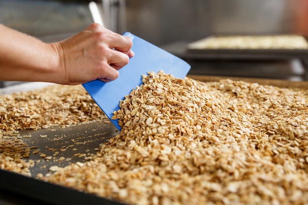 Granola-ingrediënten mengen na het bakken in de oven. Gezond voedselconcept