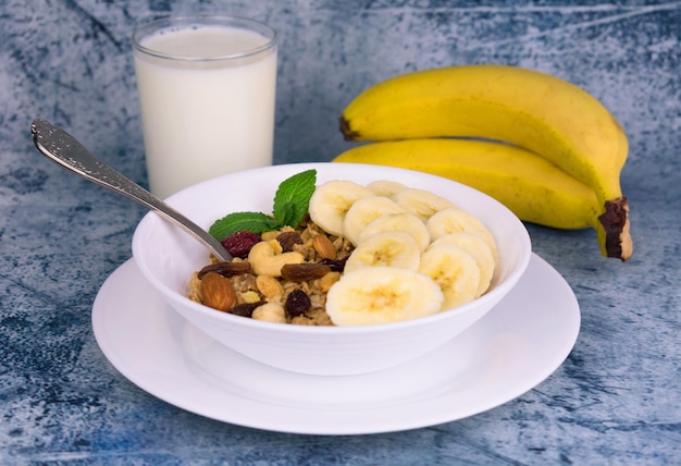 Granola met banaan en melk op tafel Close-up