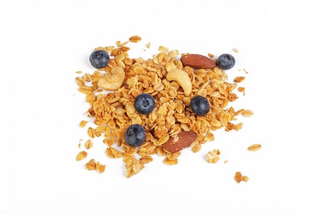 Granola met gedroogde vruchten geïsoleerd op wit