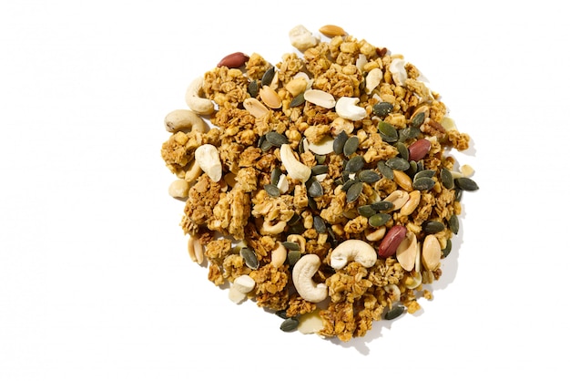 Granola met noten die op wit worden geïsoleerd. kopie ruimte gezond voedsel concept.