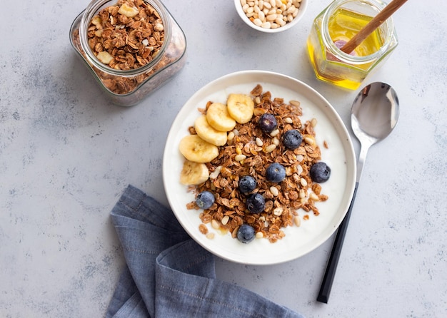 Granola met yoghurt, bosbessen, noten, banaan en honing. muesli. Gezond eten. Vegetarisch eten.