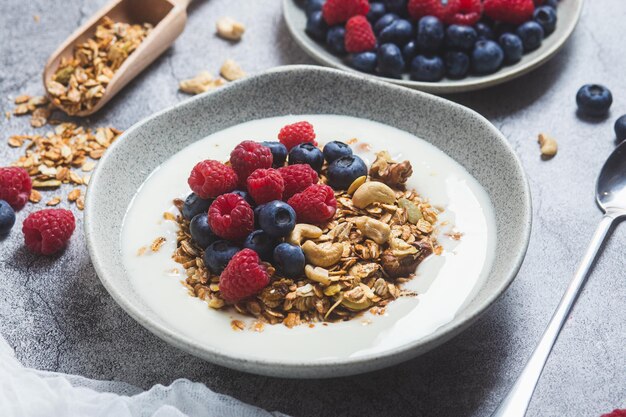 Granola met yoghurt frambozen bosbessen