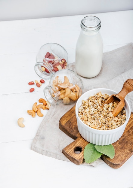 Muesli e latte su fondo chiaro