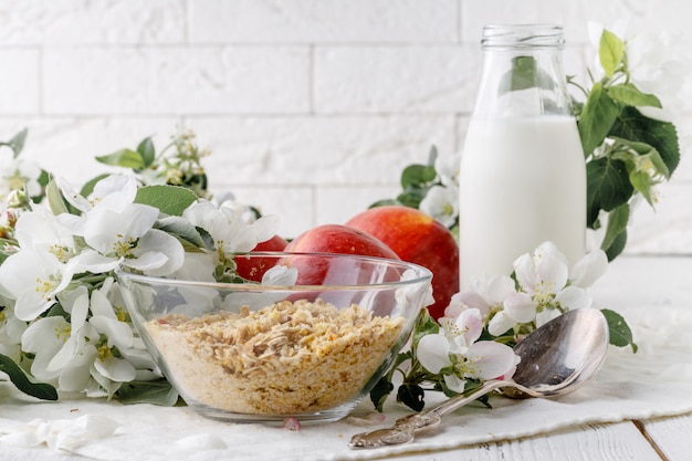 Muesli e muesli in una ciotola, cibo dolce