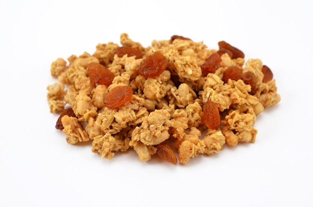 Granola muesli met rozijnen geïsoleerd op witte achtergrond