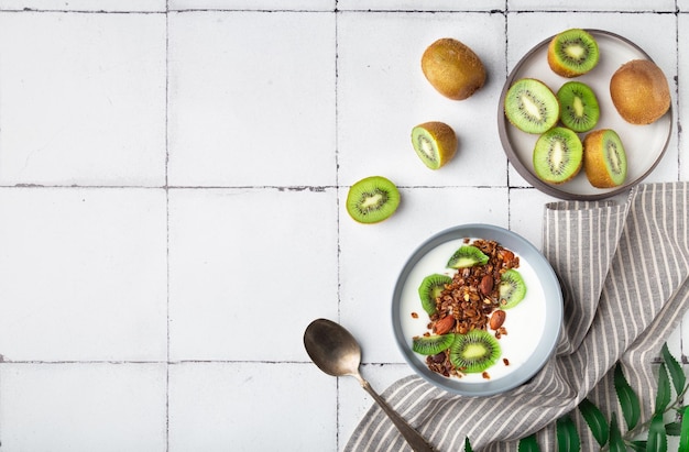 Photo granola muesli with kiwi fruit and yogurt