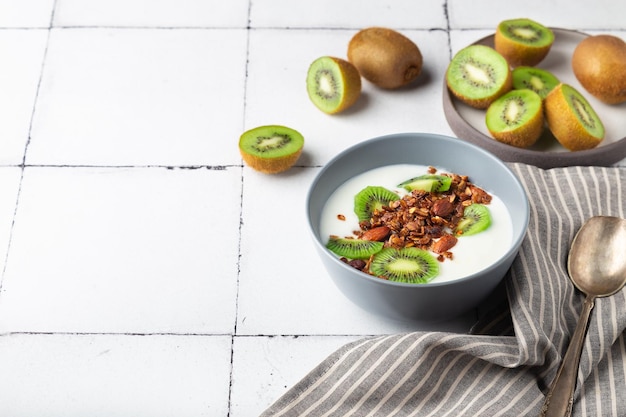 Photo granola muesli with kiwi fruit and yogurt