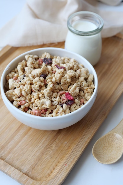 Granola Musli en glas melk op tafel