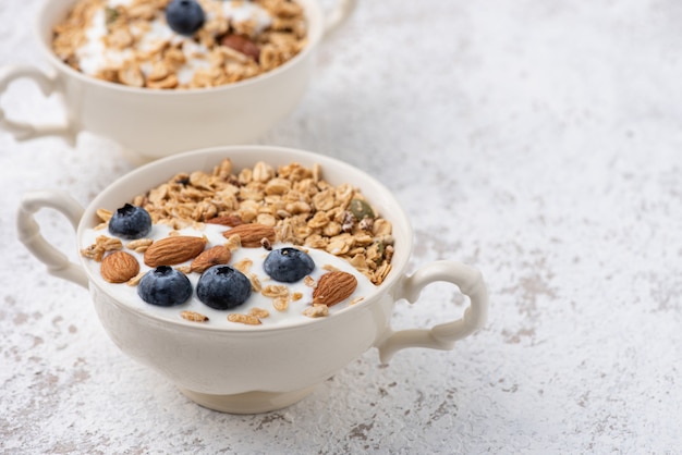 Granola, farina d'avena con mandorle e frutti di bosco