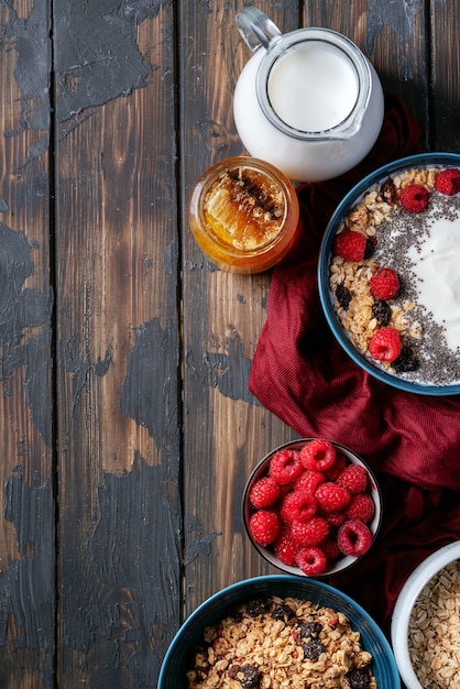 Granola-ontbijt in ceramische kom