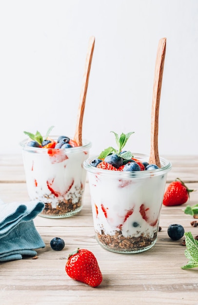 Granola parfait met yoghurt chocolade granola verse bessen en muntblaadjes