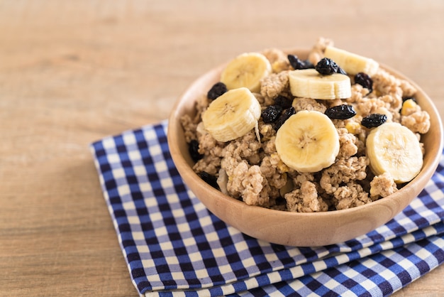 Muesli con banana, uva passa e latte