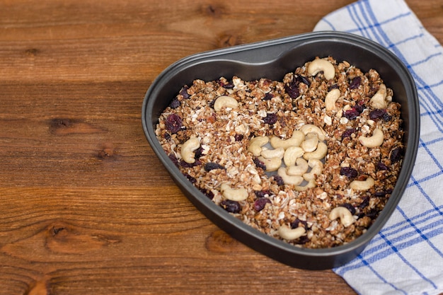 Muesli con anacardi in una teglia