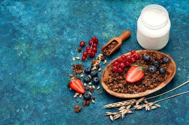 Muesli con cioccolato e yogurt al caramello e frutti di bosco