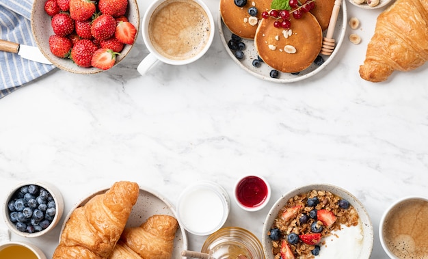 Foto granola con croissant e frittelle