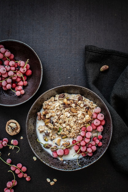 Foto muesli con latte di soia e ribes rosso