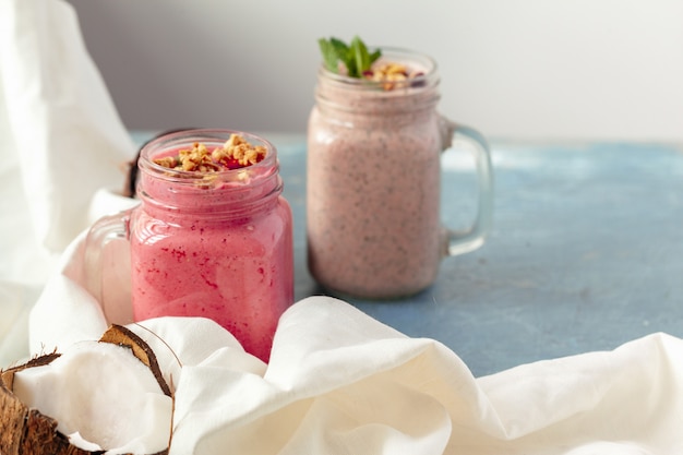 Photo granola with yogurt and berries for healthy breakfast on a table