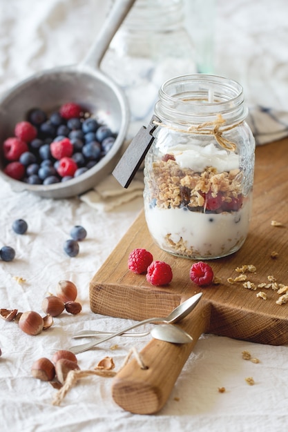 Muesli con yogurt e frutti di bosco