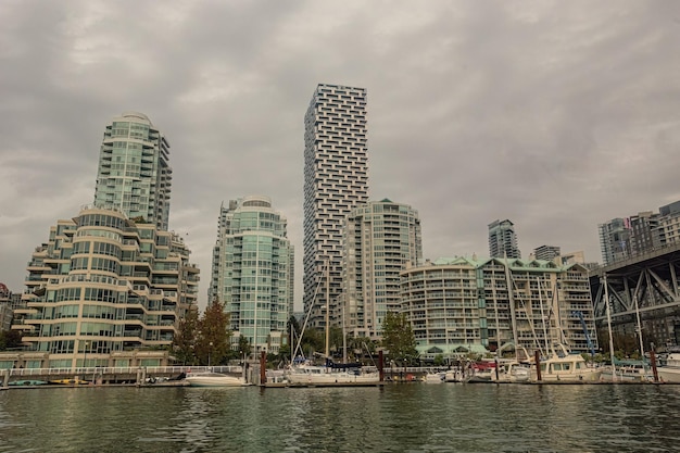 Photo granville island marina and residential buildings in vancouver downtown canada