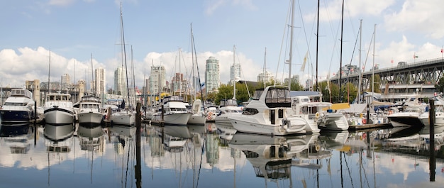 Foto porticciolo dell'isola di granville nel panorama di vancouver bc