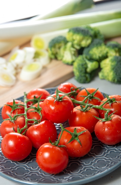 Uva dei pomodori ciliegia sul piatto blu