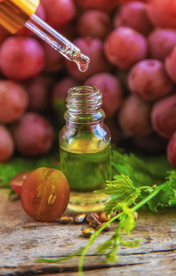 फोटो grape seed oil in a bottle. selective focus.
