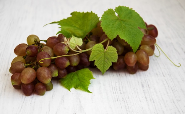 Виноград с листьями