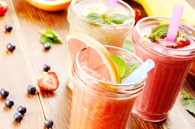 Grapefruit aardbei en banaan mix smoothie op tafel