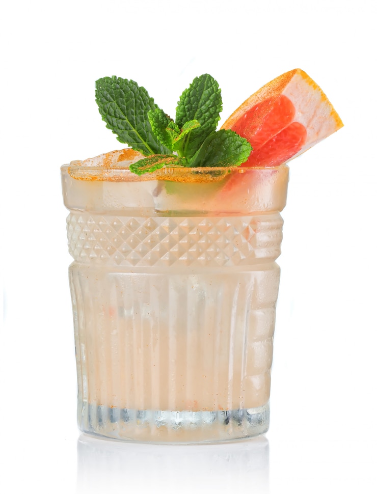 Grapefruit alcohol cocktail met gin geïsoleerd op wit