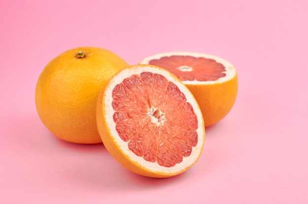 ピンクの背景にグレープフルーツの柑橘系の果物