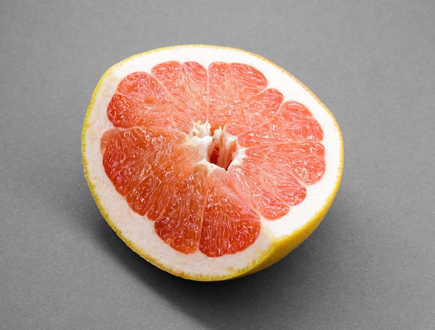 Grapefruit citrusvruchten met de helft geïsoleerd op grijs met uitknippad
