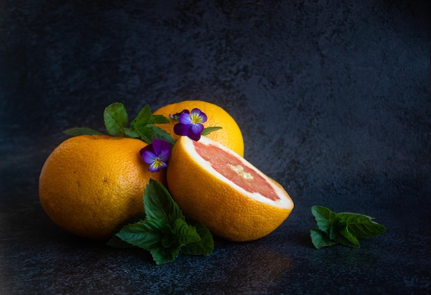 Grapefruit close-up gesneden op een donkere achtergrond