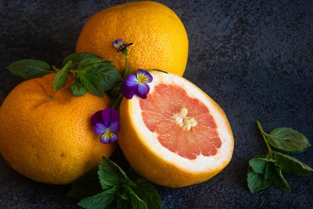 Grapefruit close-up gesneden op een donkere achtergrond