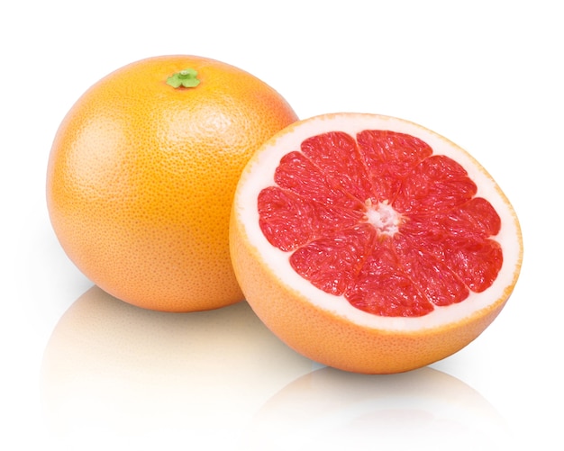 Grapefruit en plak geïsoleerd op witte achtergrond