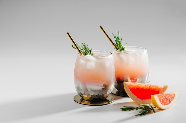 Grapefruit en rozemarijncocktail. Verfrissende en alcoholvrije drank perfect voor de lente of zomer.