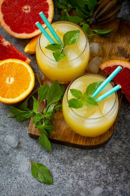 Grapefruit en sinaasappel gin cocktail of margarita verfrissend drankje met ijs Bovenaanzicht