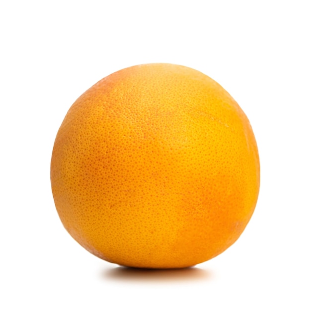 Foto grapefruit geïsoleerd op witte achtergrond met reflectie