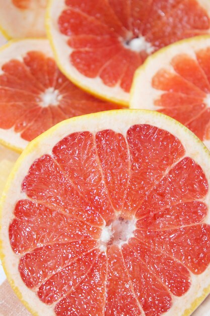 grapefruit helderrood en in partjes gesneden