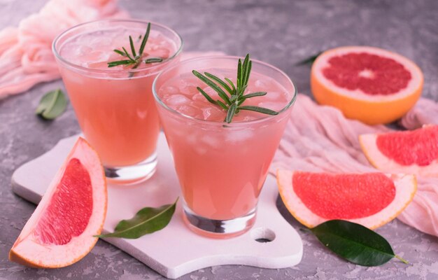 Грейпфрутовый сок со льдом