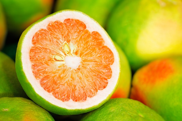 グレープフルーツかぼす柑橘類のクローズアップの背景