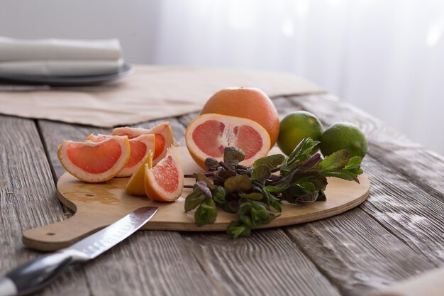 Foto pompelmo e lime sulla menta da tavola