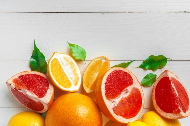 Grapefruit met plakjes op een houten tafel.