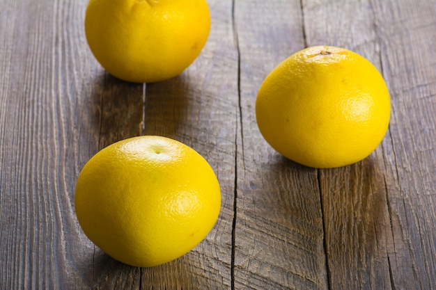 Grapefruit op een houten tafel