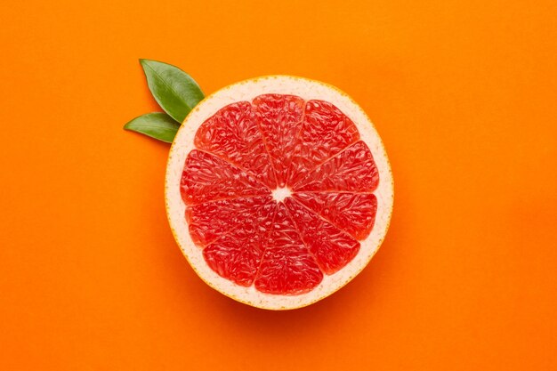 Грейпфрут на оранжевом фоне