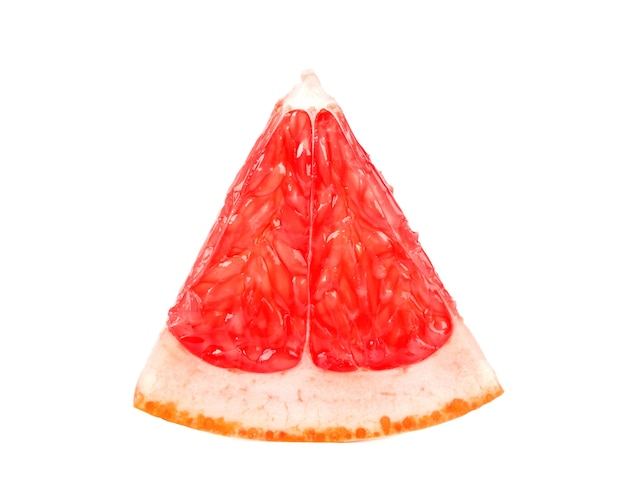 Часть грейпфрута изолированная на белом космосе. Свежие фрукты. С обтравочный контур.