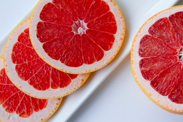 grapefruit plakjes op een witte plaat