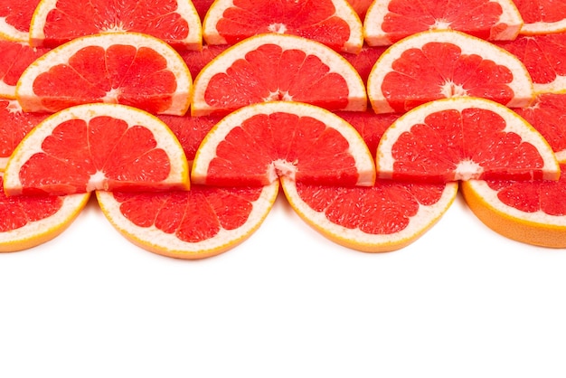Фото Предпосылка ломтиков грейпфрута красная сочная. вид сверху