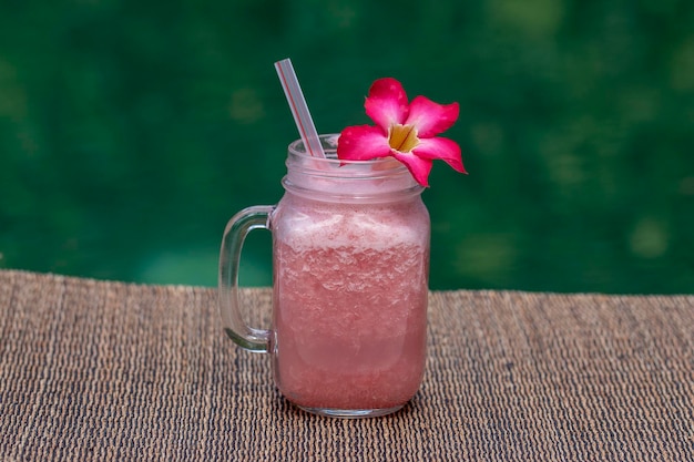 Grapefruit roze shake of smoothie op tafel close-up Ontbijt op het eiland Bali, Indonesië