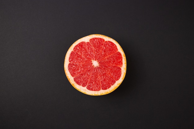 Foto grapefruit segment geïsoleerd op abstracte zwarte achtergrond