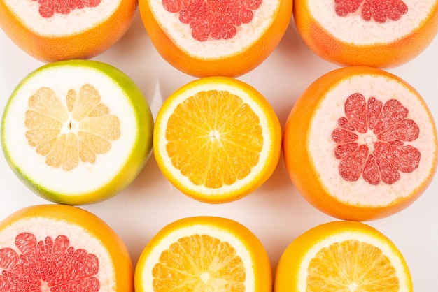 Grapefruit sinaasappel granaatappel citrus lieverd op witte achtergrond